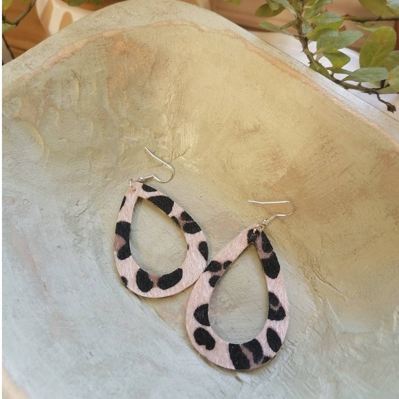 Faux Fur Cheetah Hollow Out Teardrop Dangle Earrings - Picture 5 of 9